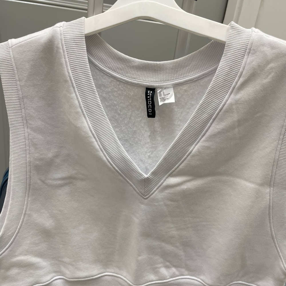 Divided crop sweater size L